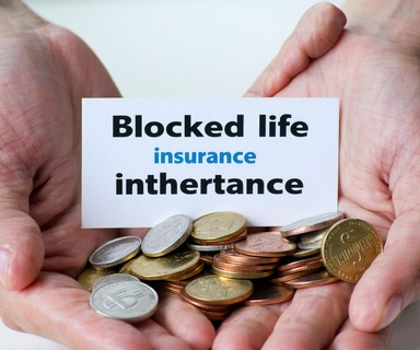 Image illustrant le concept d'assurance vie bloquée succession, avec une composition propre, des détails ultra-réalistes e...