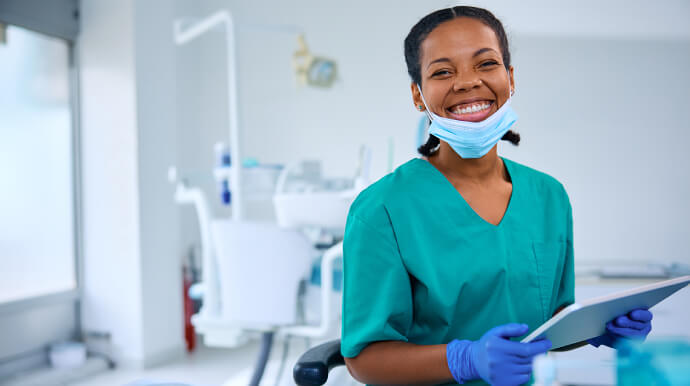 Une dentiste qui sourit