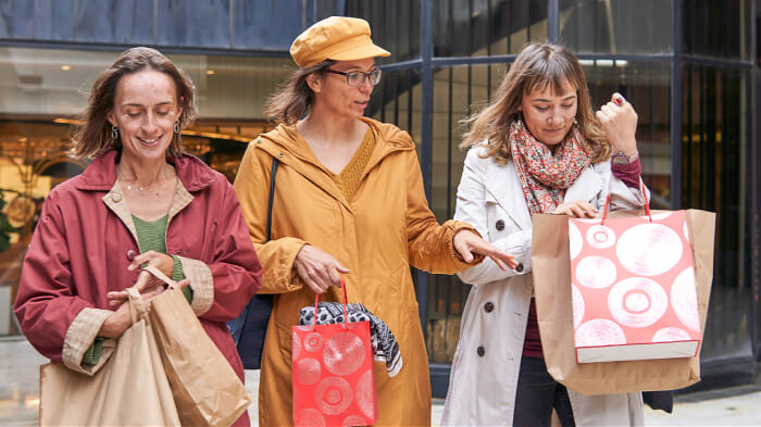 Trois personnes font du shopping