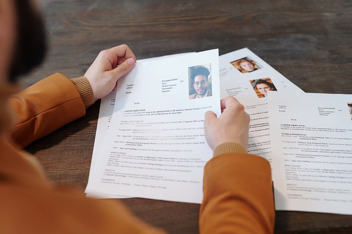 Des CV sur le bureau d'un recruteur