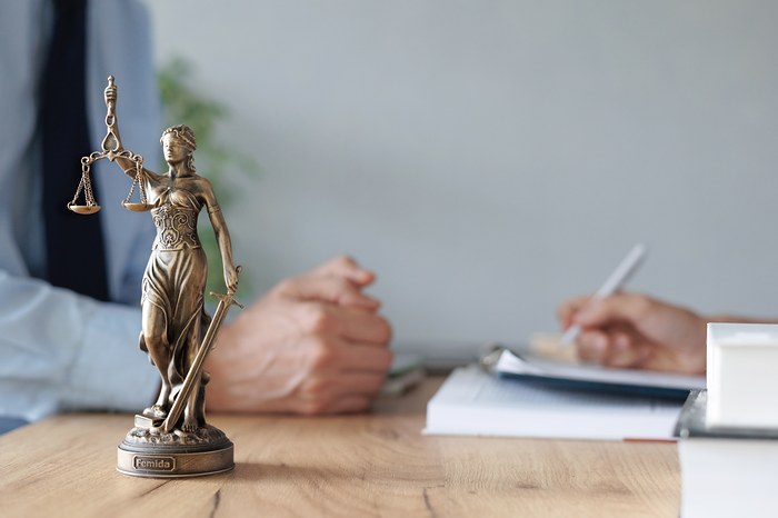 Une personne essaie de déshériter un enfant