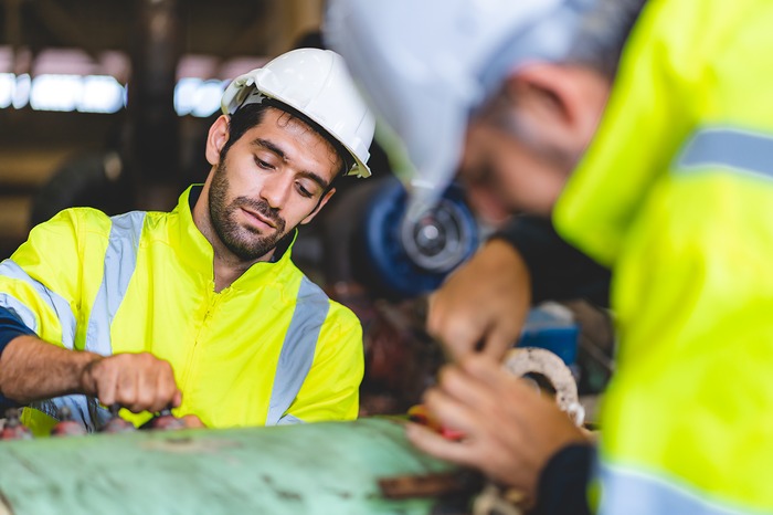 Une personne qui travaille dans le cadre d'un contrat d'intérim 