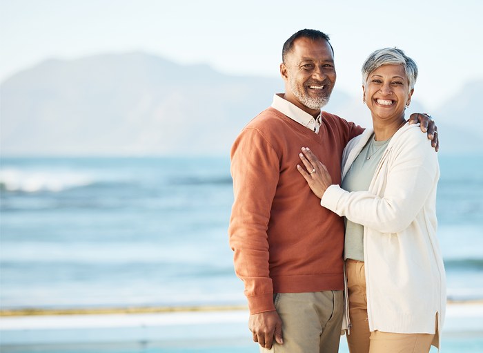 Un couple de personnes âgées