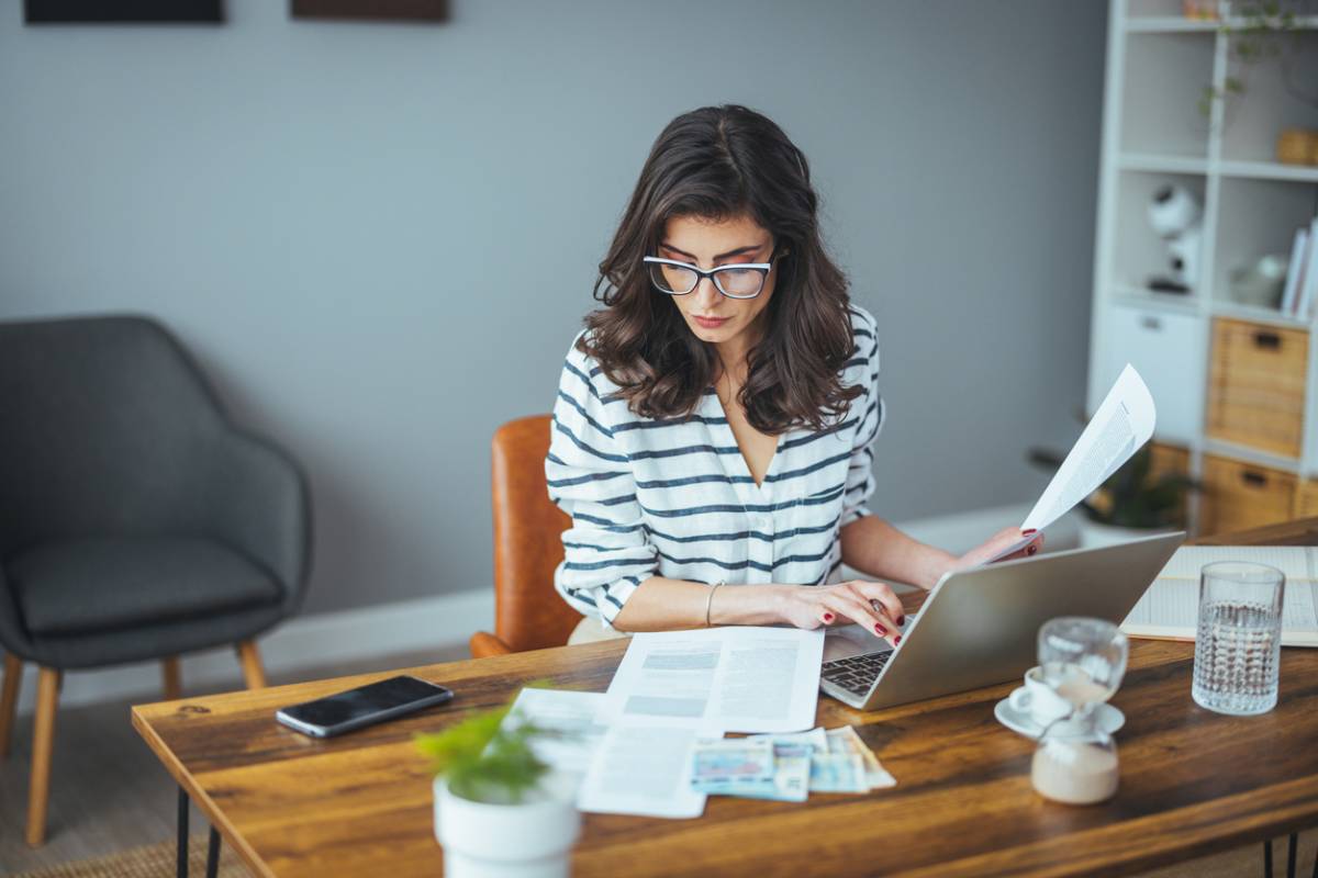 Une personne se servant d'un logiciel comptable